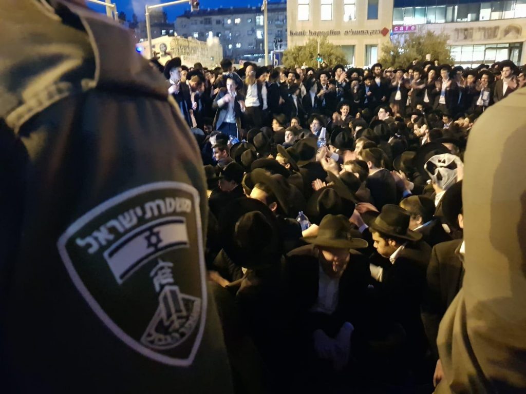 הפגנת החרדים הקיצוניים סמוך לתחנה המרכזית בירושלים (צילום: דוברות המשטרה)