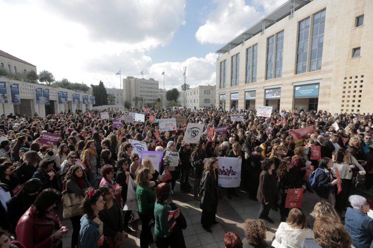 עצרת מחאה נגד אלימות כלפי נשים בכיכר ספרא, בשבוע שעבר (צילום: אורן בן-חקון)