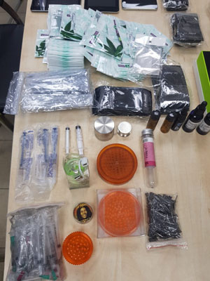 הסמים שנתפסו בדירה ברמות (צילום: דוברות המשטרה)