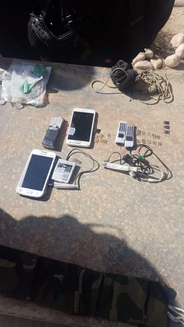 חלק מהטלפונים הסלולריים שנמצאו על ידי הסוהרים (צילום: דוברות השב"ס)