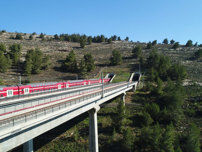 הקו המהיר של הרכבת ירושלים-נתב"ג (צילום: דוברות רכבת ישראל)