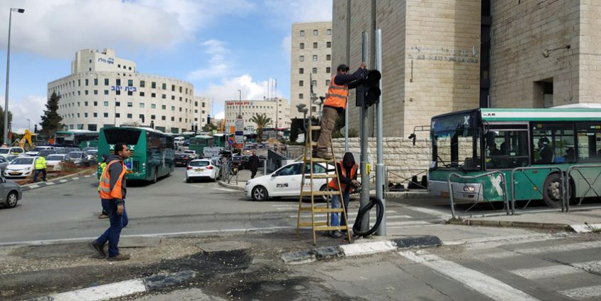 עבודות התשתית בכניסה לירושלים (צילום: שלומי הלר)