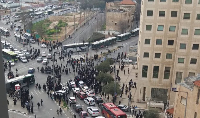ההתפרעויות באזור הכניסה לעיר: עשרות חרדים קיצונים חסמו את התנועה; כ-30 נעצרו