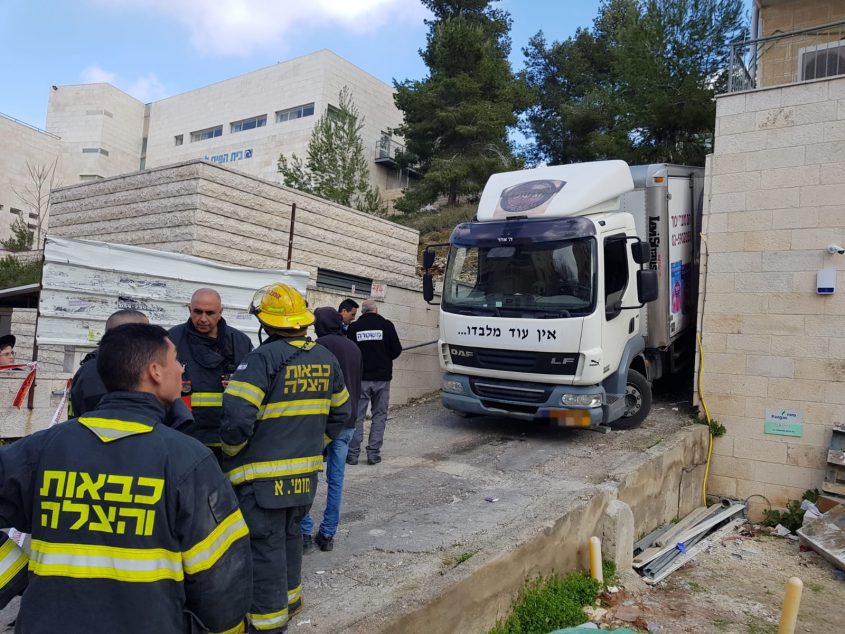 נהג משאית נמחץ תחת משאיתו (צילום: כבאות והצלה ירושלים)