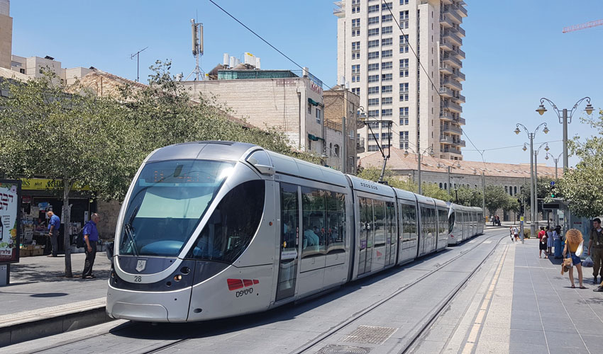 פסח בירושלים: מטיילים עם הרכבת הקלה בירושלים