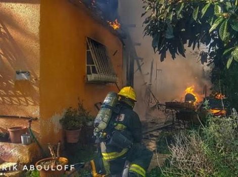 השריפה שפרצה בבית משפחת הרוש בקרית משה (צילום: אריק אבולוף)