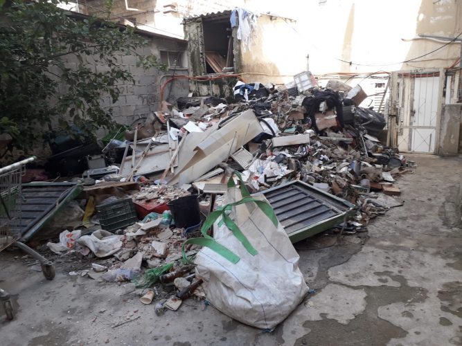 פסולת הבניין שנמצאה ברחוב דוד ילין (צילום: סטיב עטר, אגף אכיפה ושיטור עירוני)