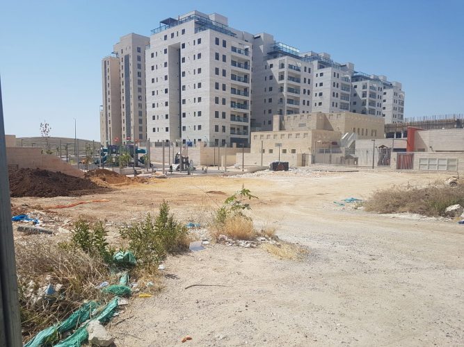 המגרש שיוכשר לטובת 150 מקומות חניה בהר חומה (צילום: עיריית ירושלים)