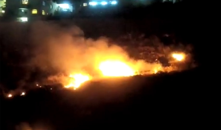 השריפה, הלילה, סמוך לפסגת זאב (צילום: כבאות והצלה ירושלים)