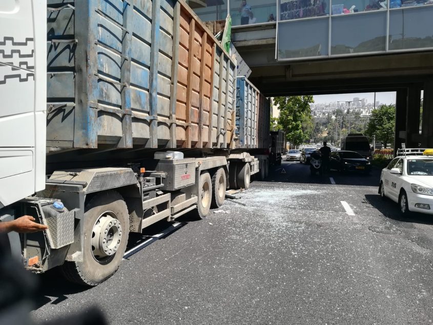 המשאית בגשר רמות (צילום: דוברות המשטרה)