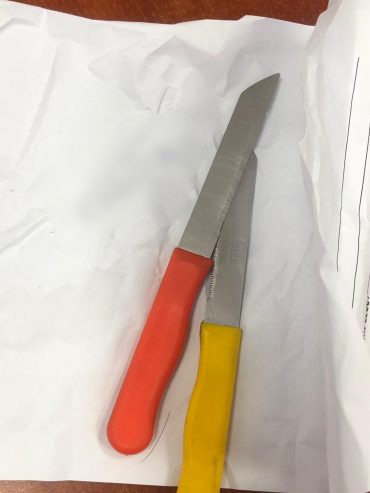 הסכינים שעימם השתמש לפי החשד החשוד בהשחתת שלטי החוצות (צילום: דוברות המשטרה)