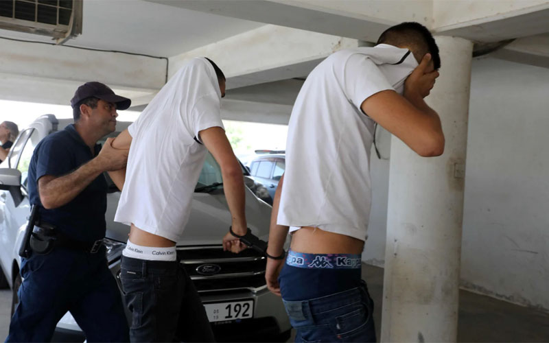 2 צעירים ישראלים החשודים באונס בקפריסין מובלים לדיון הארכת מעצר (צילום: מתוך אתר הארץ - AFP)
