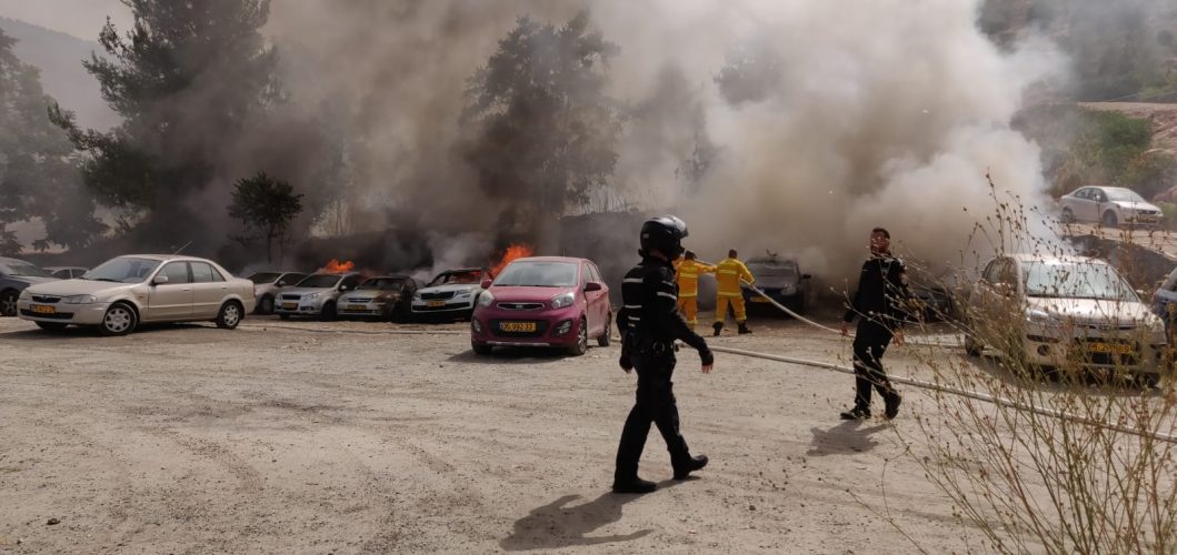 כלי הרכב שעולים באש במלחה (צילום: שלומי פורוש)