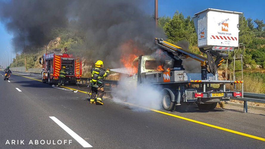 שריפת משאית בכביש 1 (צילום: אריק אבולוף, כבות והצלה ירושלים)