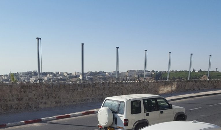 ההכנות לקראת הקמת גדר ביטחון סביב שגרירות ארה"ב בירושלים (צילום: שלומי הלר)