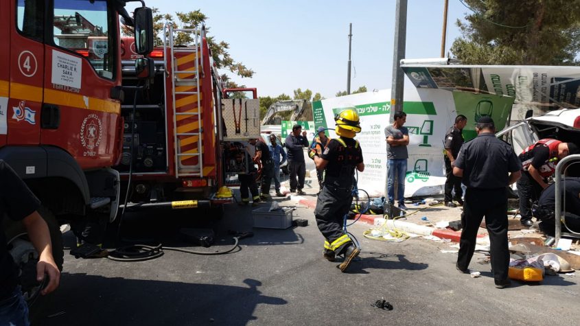 התנגשות הרכב בגילה (צילום: דוברות כבאות והצלה ירושלים)