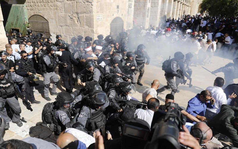 עימותים בין מתפללים מוסלמים לשוטרים במתחם הר הבית (צילום: AFP)