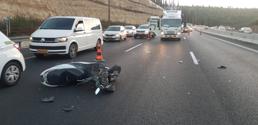 זירת התאונה בכביש 1 - רוכב אופנוע נהרג (צילום: תיעוד מבצעי מד"א)