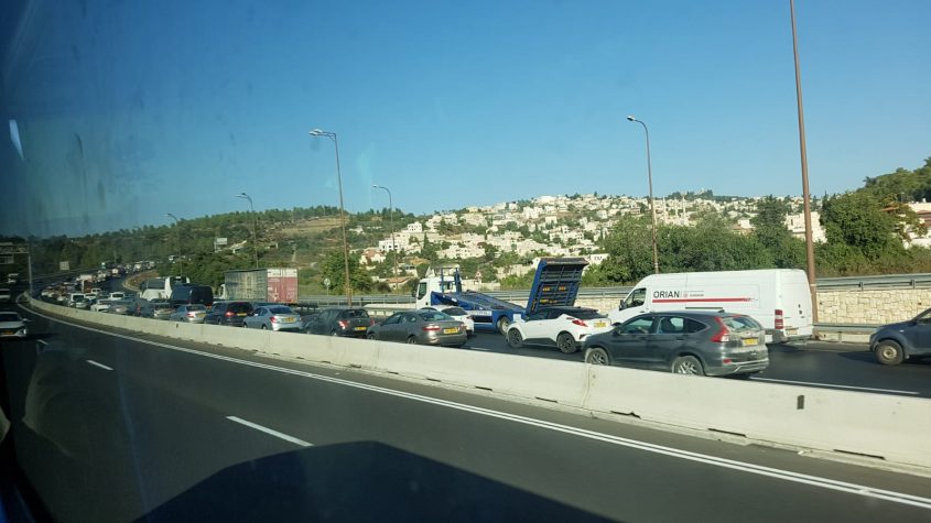 הפקקים המטורפים בכביש 1 - מירושלים לכיוון תל אביב, בשל תאונה קטלנית (צילום: בן סימנובסקי)