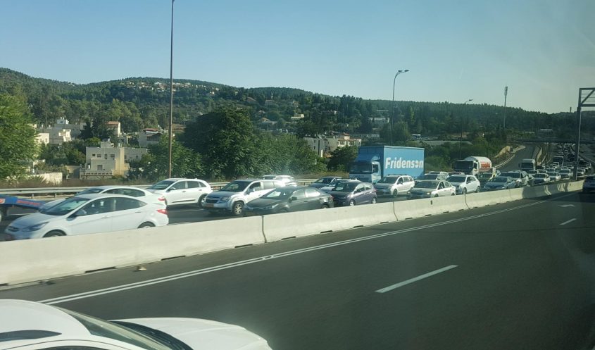הפקקים המטורפים בכביש 1 - מירושלים לכיוון תל אביב, בשל תאונה קטלנית (צילום: בן סימנובסקי)