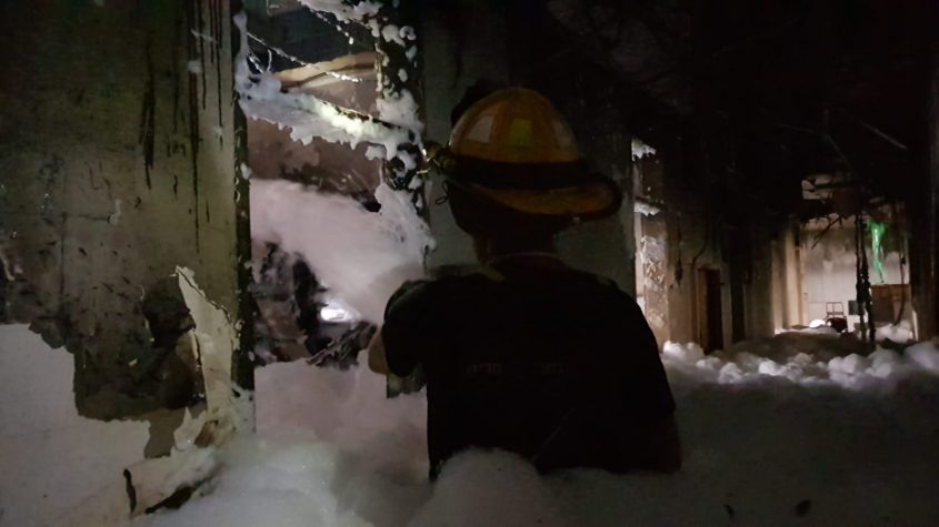 שריפה בבניין רשות השידור ברוממה (צילום: דוברות כבאות והצלה ירושלים)