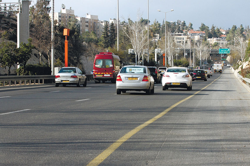 מצלמות מהירות בכביש בגין (צילום: אורן בן חקון)