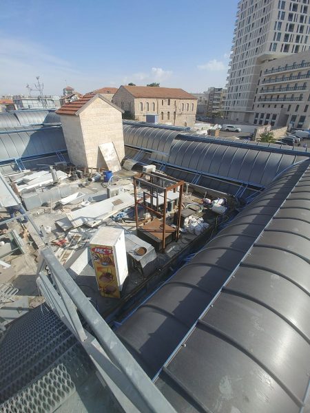 האשפה על גגות השוק (צילום יריב גורי)