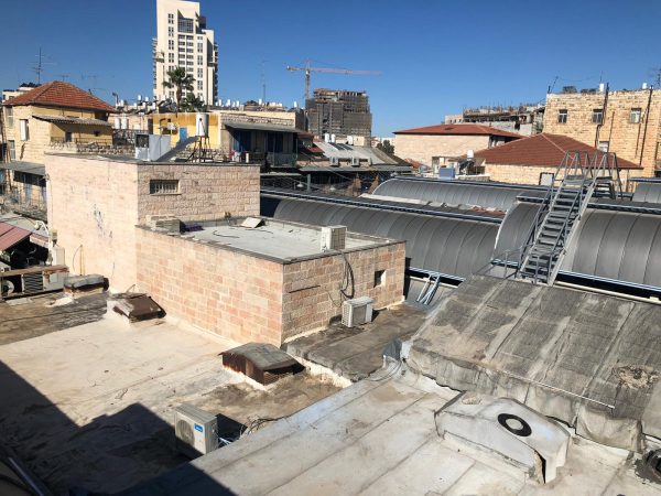 גגות השוק לאחר עבודות הניקיון (צילום: יריב גורי)
