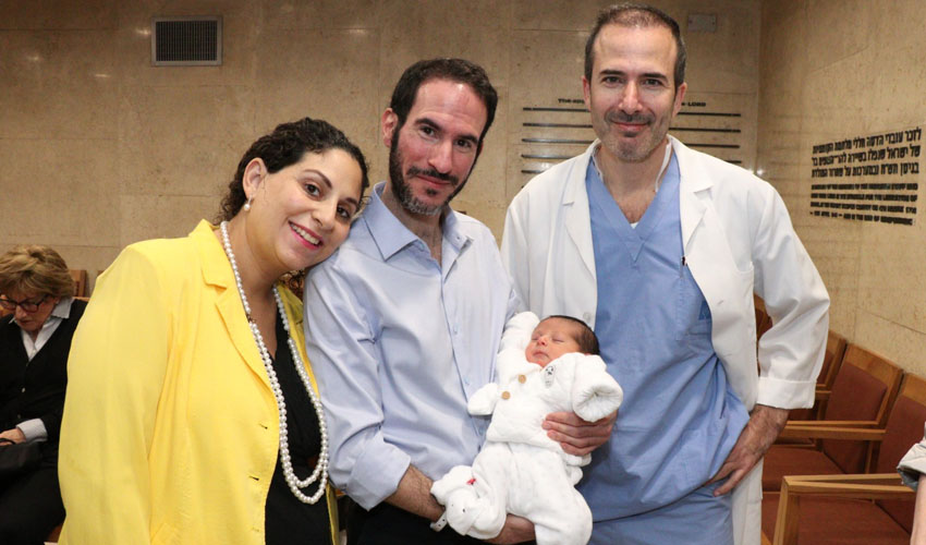 פרופ' חוסה כהן, אלומה גרצנשטיין (מקייטן), מיכאל גרצנשטיין והתינוק שנולד (צילום: דוברות הדסה)
