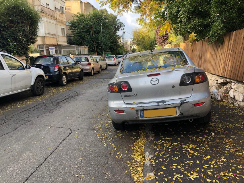 רכב חונה על מדרכה בירושלים (צילום: "ברחובות שלנו")