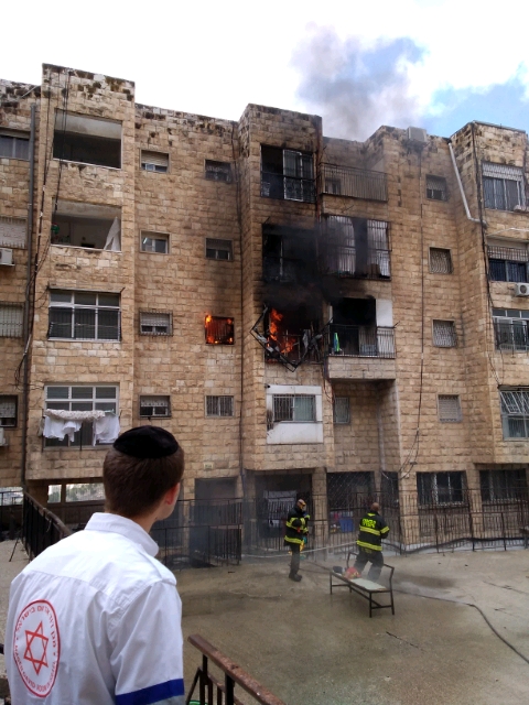 השריפה ברחוב סורוצקין (צילום: דוברות כבאות והצלה ירושלים)