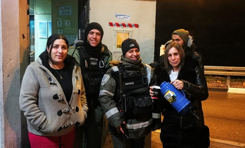 יש מי שדואג: פעילי התעוררות חילקו הלילה תה ומרק חם לחיילים ולמאבטחים ברחבי העיר