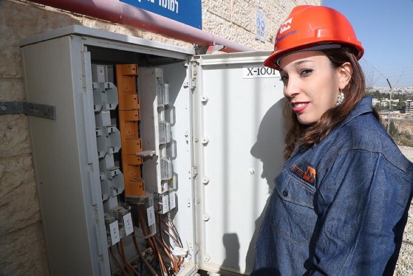 "הסביבה שלי מפרגנת מאוד": חרדית מירושלים נבחרה לעובדת המצטיינת בחברת החשמל