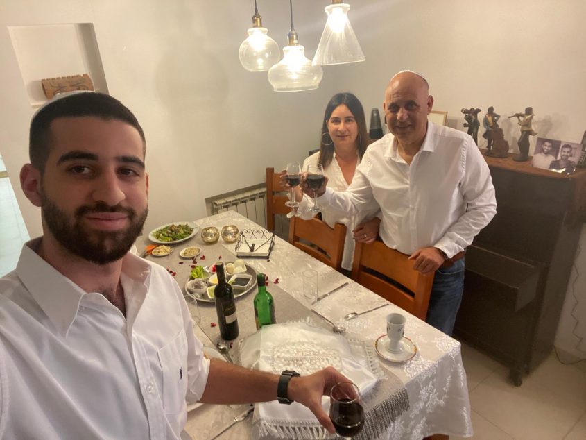ליל סדר 2020, בבית של חבר המועצה ומחזיק תיק העסקים יהודה בן יוסף עם אשתו ובנו (צילום: פרטי)