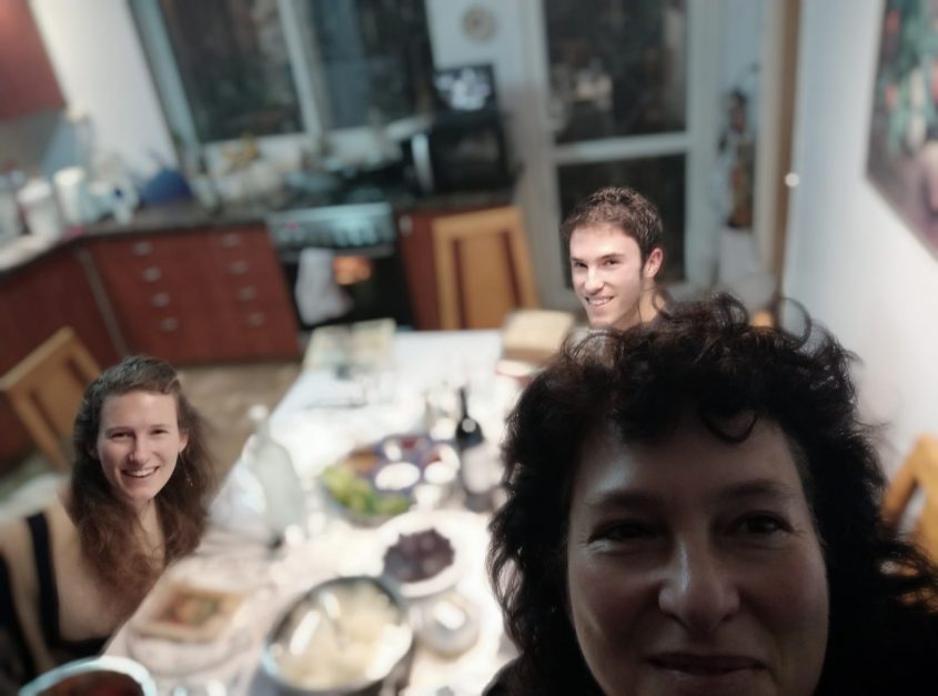 ליל סדר 2020, חברת המועצה ד"ר לורה ורטון ושני ילדיה, בית הכרם (צילום: פרטי)