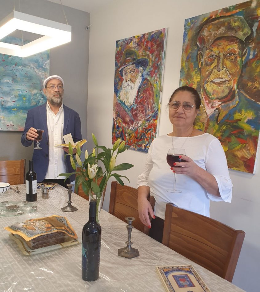 ליל סדר 2020, ירון ורות צדקיהו בביתם במשכנות האומה. "לצערנו בליל הסדר אנחנו לבד, מתגעגעים לילדים שלנו, אבל הכל לטובה - רק בריאות". (צילום: פרטי)