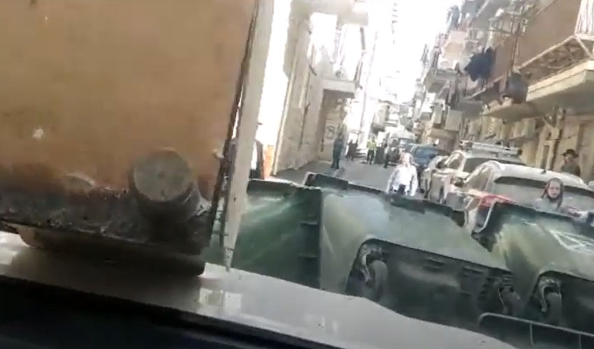 רכב של עיריית ירושלים הותקף על ידי חרדים קיצוניים במאה שערים (צילום: פרטי)