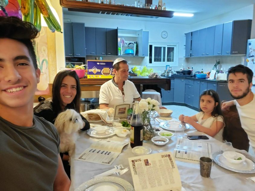 ליל סדר 2020, בית משפחת אביחיל, בעלי "קפה אביחיל" - שלומי דניאל, גליה אביחיל דניאל והילדים איתי, עידו ונויה (צילום: פרטי)