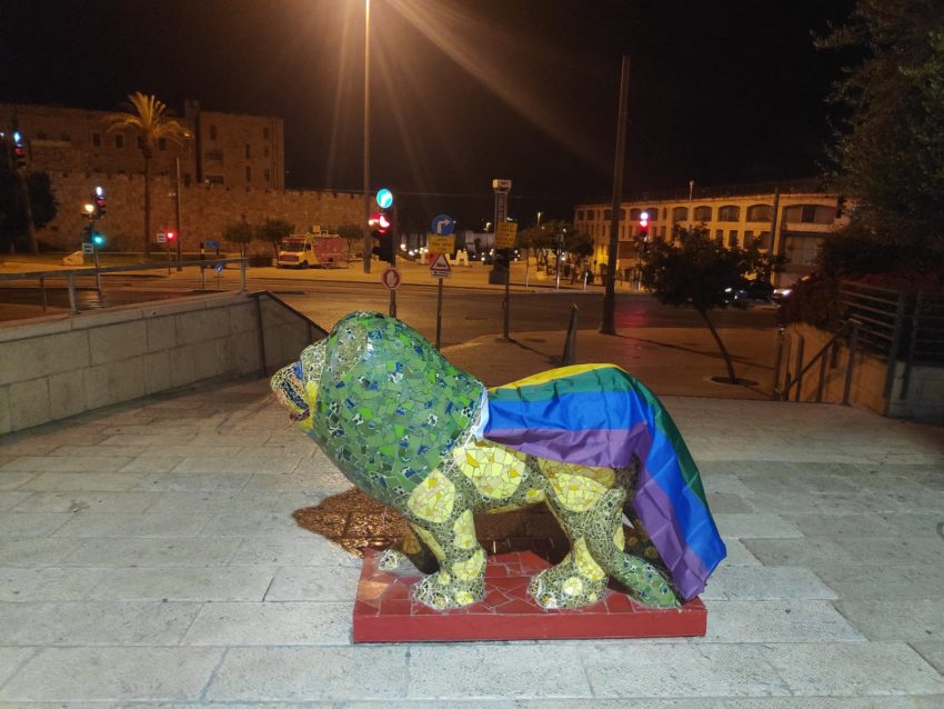 הלילה, כיכר ספרא: פעילים ופעילות תלו דגלי גאווה ברחבי המתחם