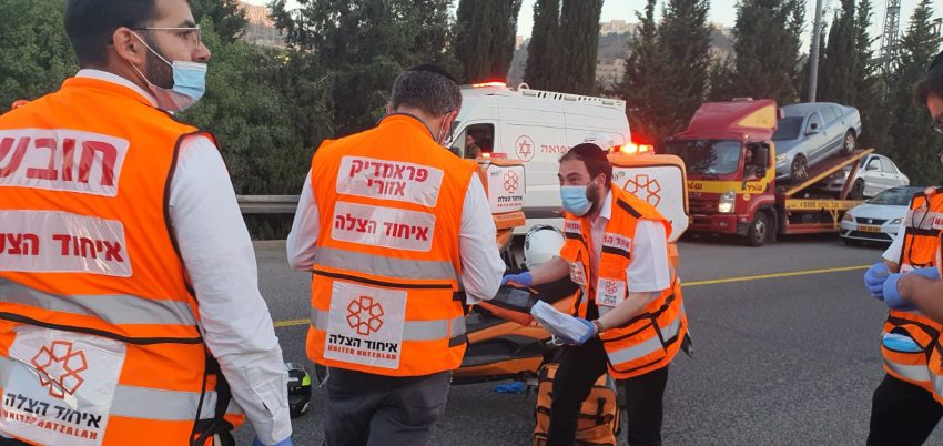 הערב הקשה בכבישי ירושלים – עוד תאונה בכביש 9: רוכב אופנוע נפגע ממשאית