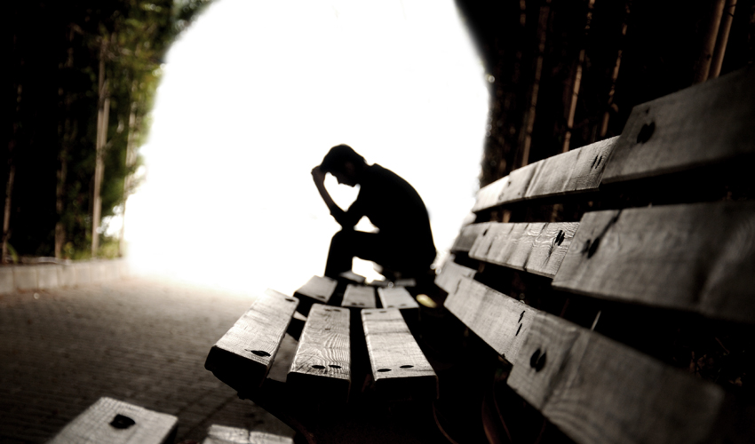 אילוסטרציה של מתאבדים, התאבדות, דיכאון - אדם יושב על ספסל (צילום אילוסטרציה: א.ס.א.פ קריאייטיב INGIMAGE)