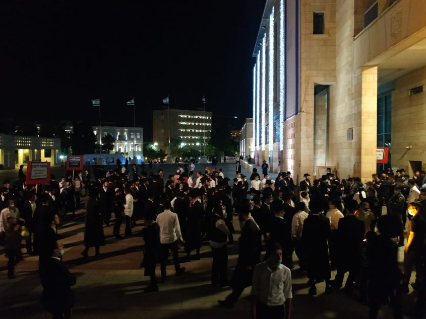 מחאת החרדים - אמש בכיכר ספרא (צילום: דוד פרלמוטר - מחאות החרדים)