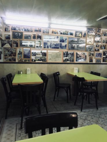 "קיר התהילה" במסעדת פינתי במרכז העיר (צילום: מאיר מיכה)