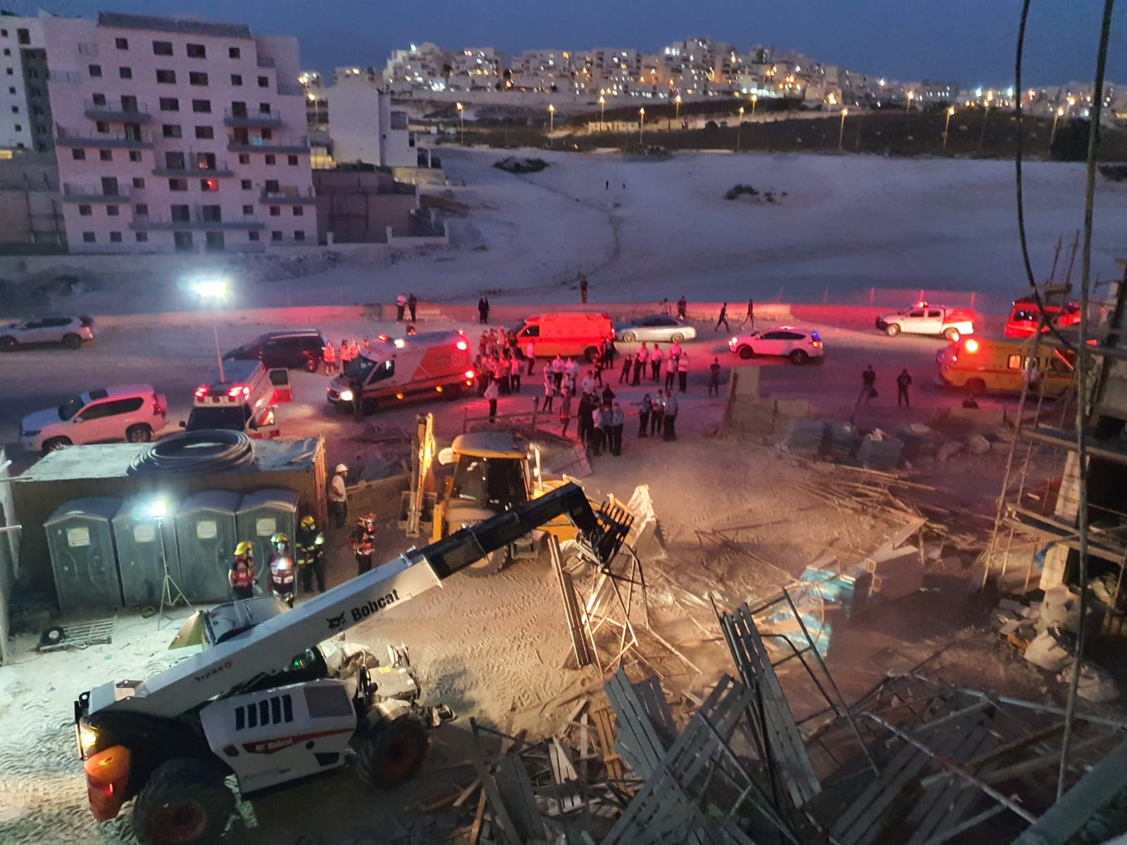 זירת תאונת העבודה הקשה בבית שמש (צילום: דוברות כבאות והצלה מחוז ירושלים)