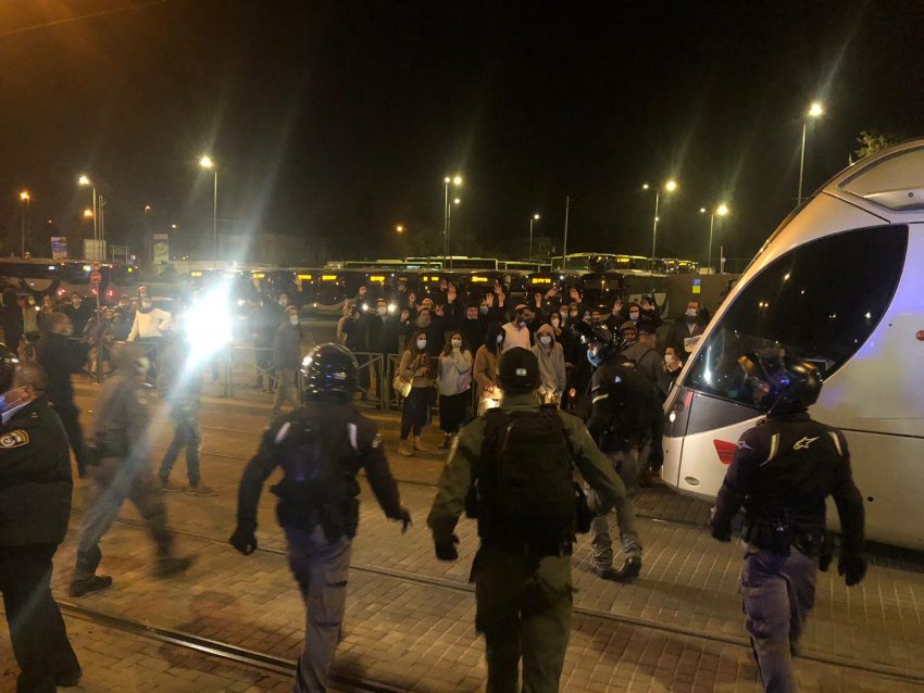 הלילה: עשרות התפרעו וניסו לפרוץ למטה הארצי של המשטרה במחאה על מות נער בבנימין, כ-50 נעצרו