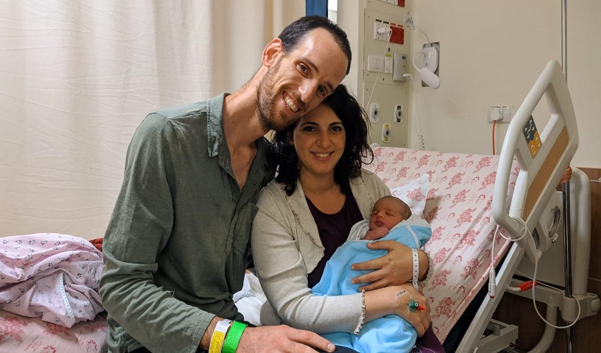 משפחת ירושלים - רותם עומר והבן שנולד (צילום: דוברות שערי צדק)
