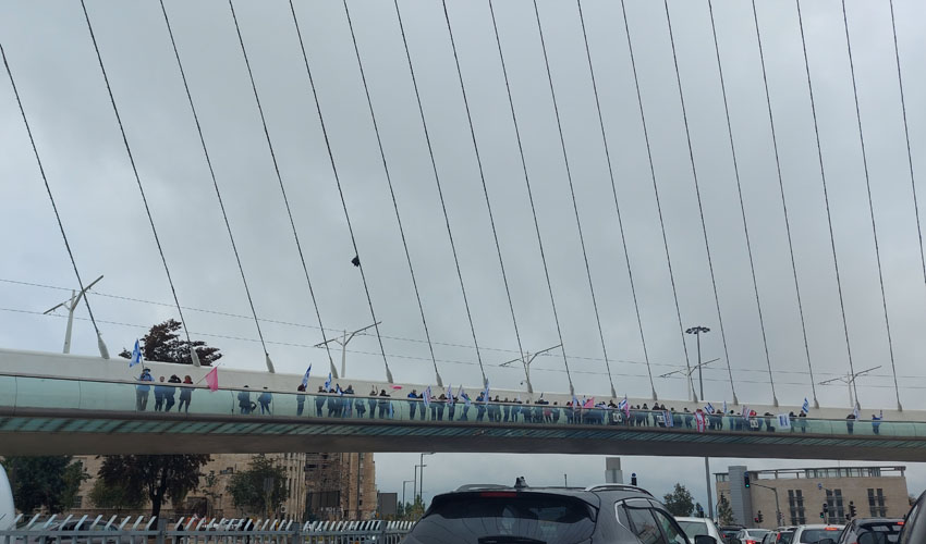 הפגנה נגד נתניהו בגשר המיתרים, יום חמישי (צילום: יפעת ראובן)
