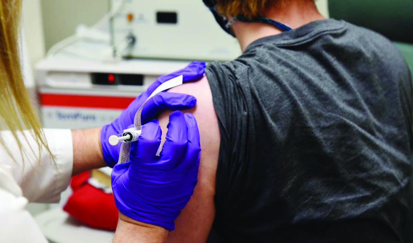 אדם מקבל חיסון ניסיוני של חברת פייזר במרילנד שבארה"ב (צילום: אי.פי)