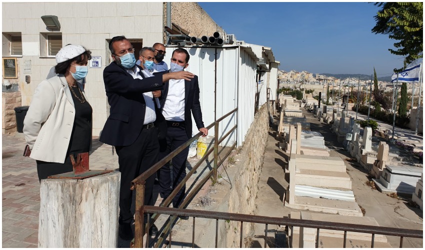 ראש העיר עליזה בלוך בסיור בבית העלמין בית שמש (צילום: דוברות עיריית בית שמש)