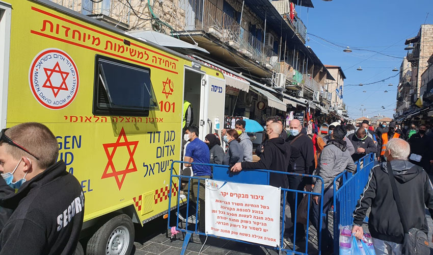 חיסוני קורונה בקרוואן החיסונים של מד"א בשוק מחנה יהודה בירושלים (צילום: דוברות מד"א)